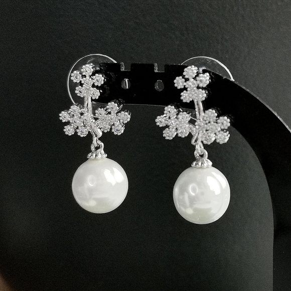 Forget me Not Flower and Pearl earrings 🆕 - Picture 3 of 6
